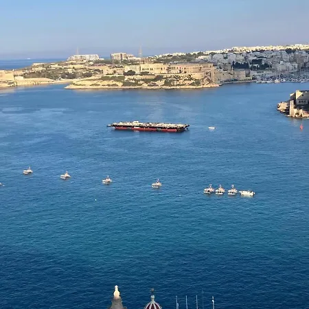 V86 - Harbour Lookout *