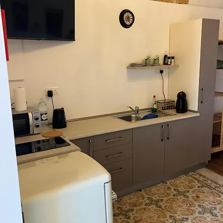 V86 - Harbour Lookout *