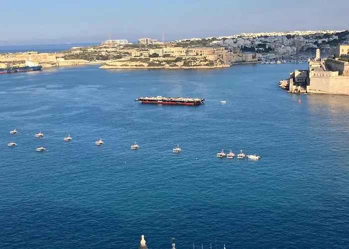 V86 - Harbour Lookout *