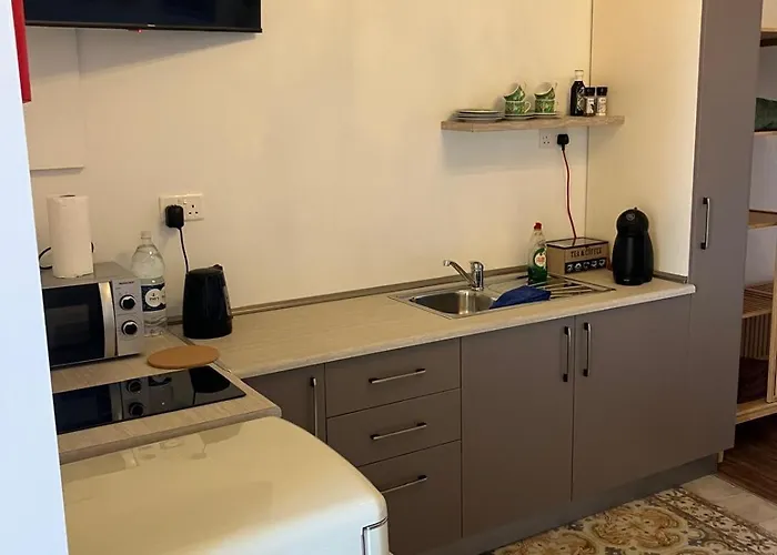 V86 - Harbour Lookout *